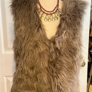 WENXI Vest synthetic fur with hook and eye closures. Runs small